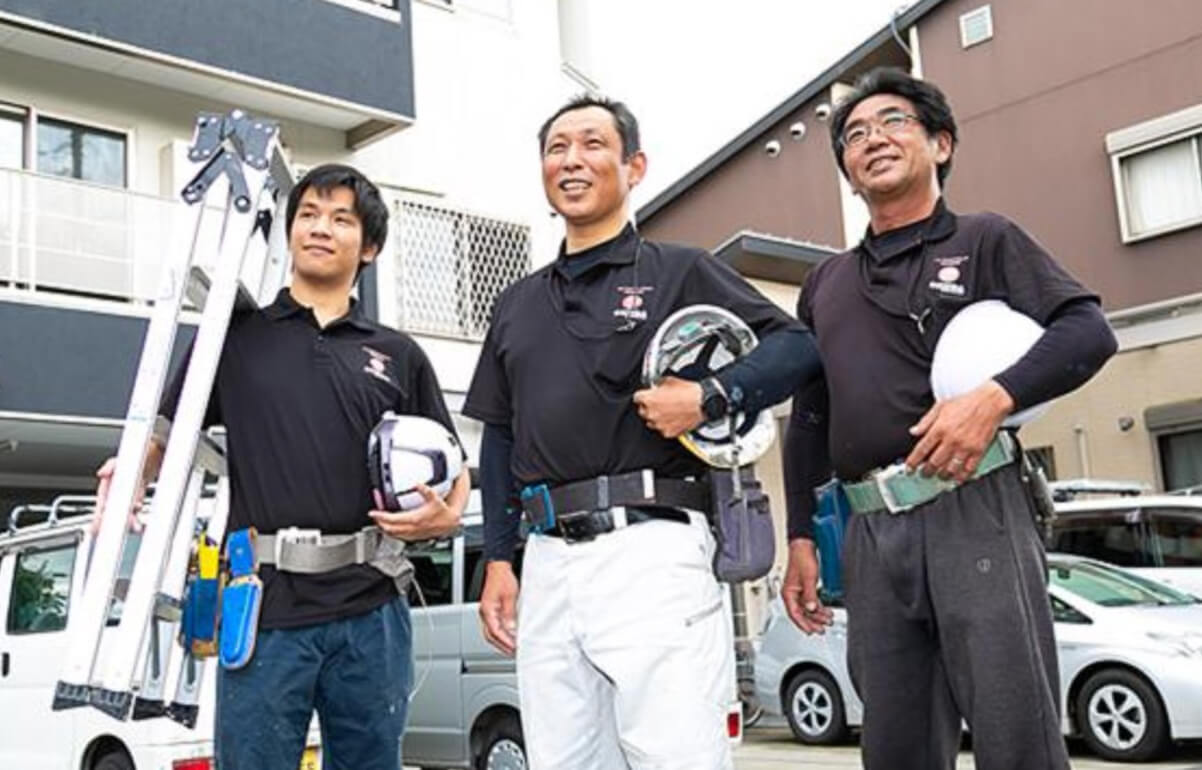 作業道具を抱える職人達の写真